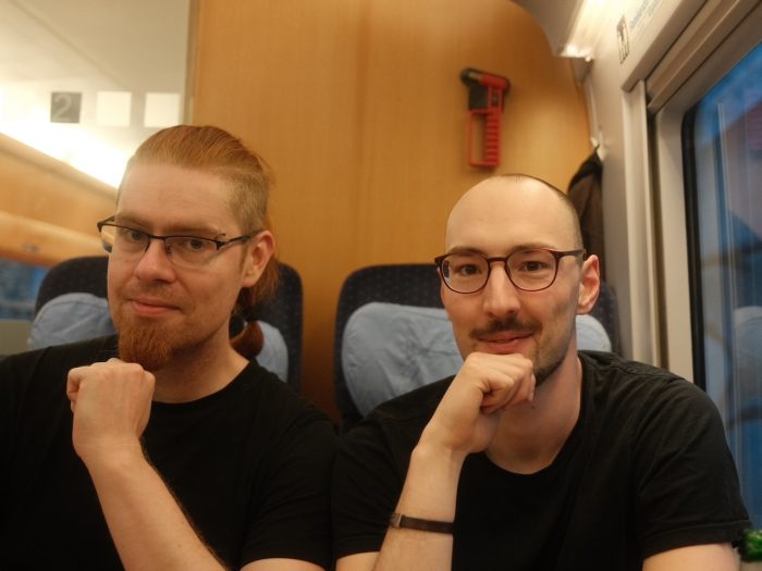 Müde, aber stolz auf der Heimreise von einer Messe.